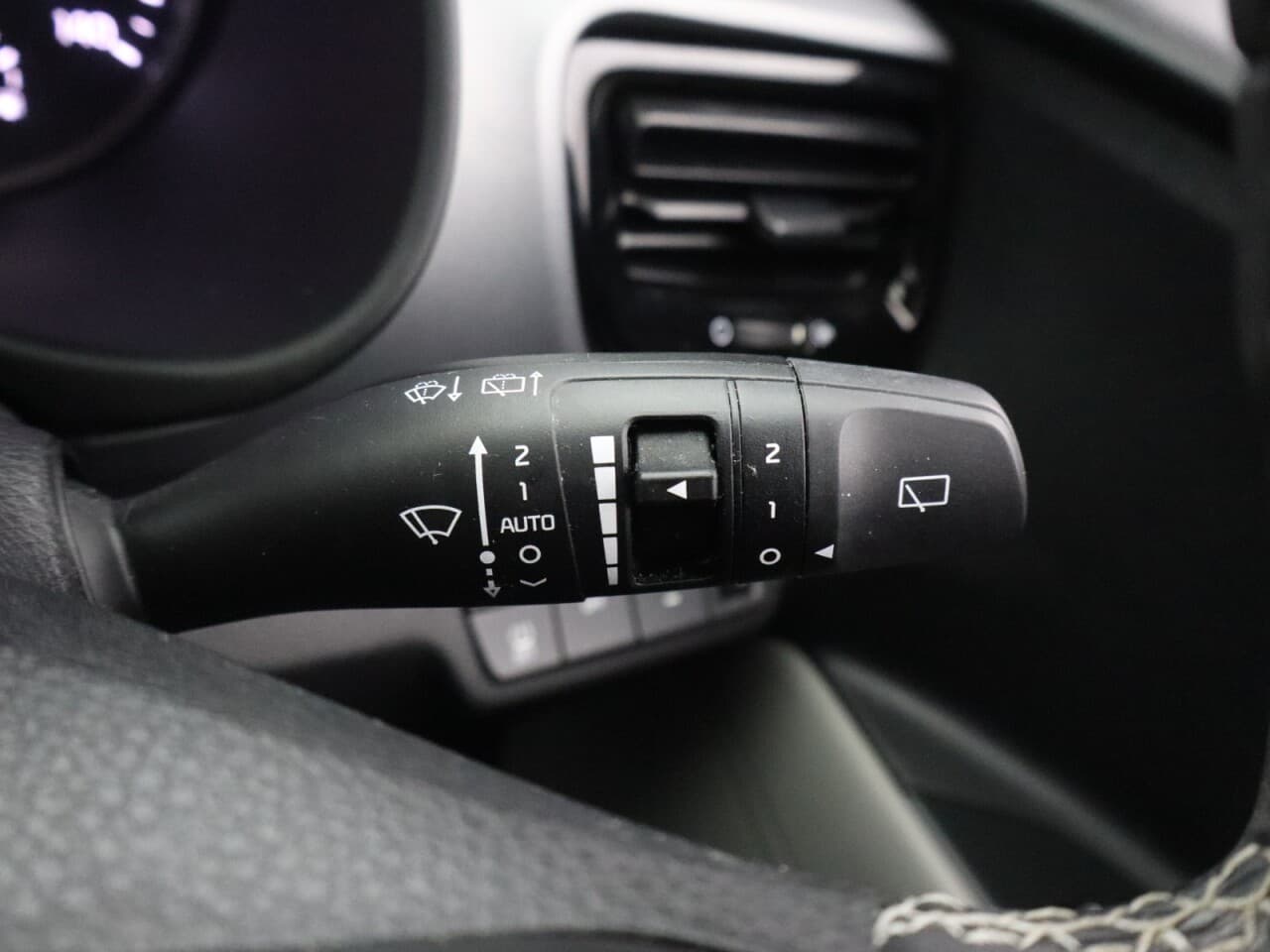 Kia Stonic 1.0 T-GDi MHEV Connect — image 34