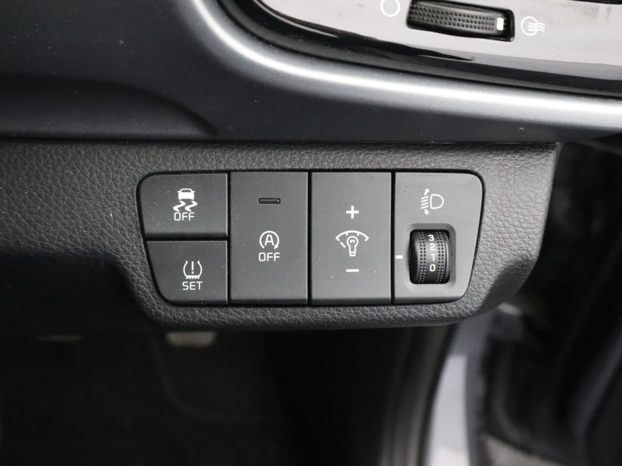 Kia Stonic 1.0 T-GDi MHEV Connect — image 36