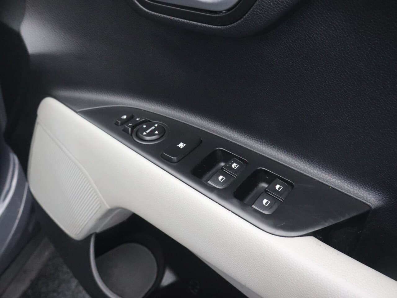 Kia Stonic 1.0 T-GDi MHEV Connect — image 38