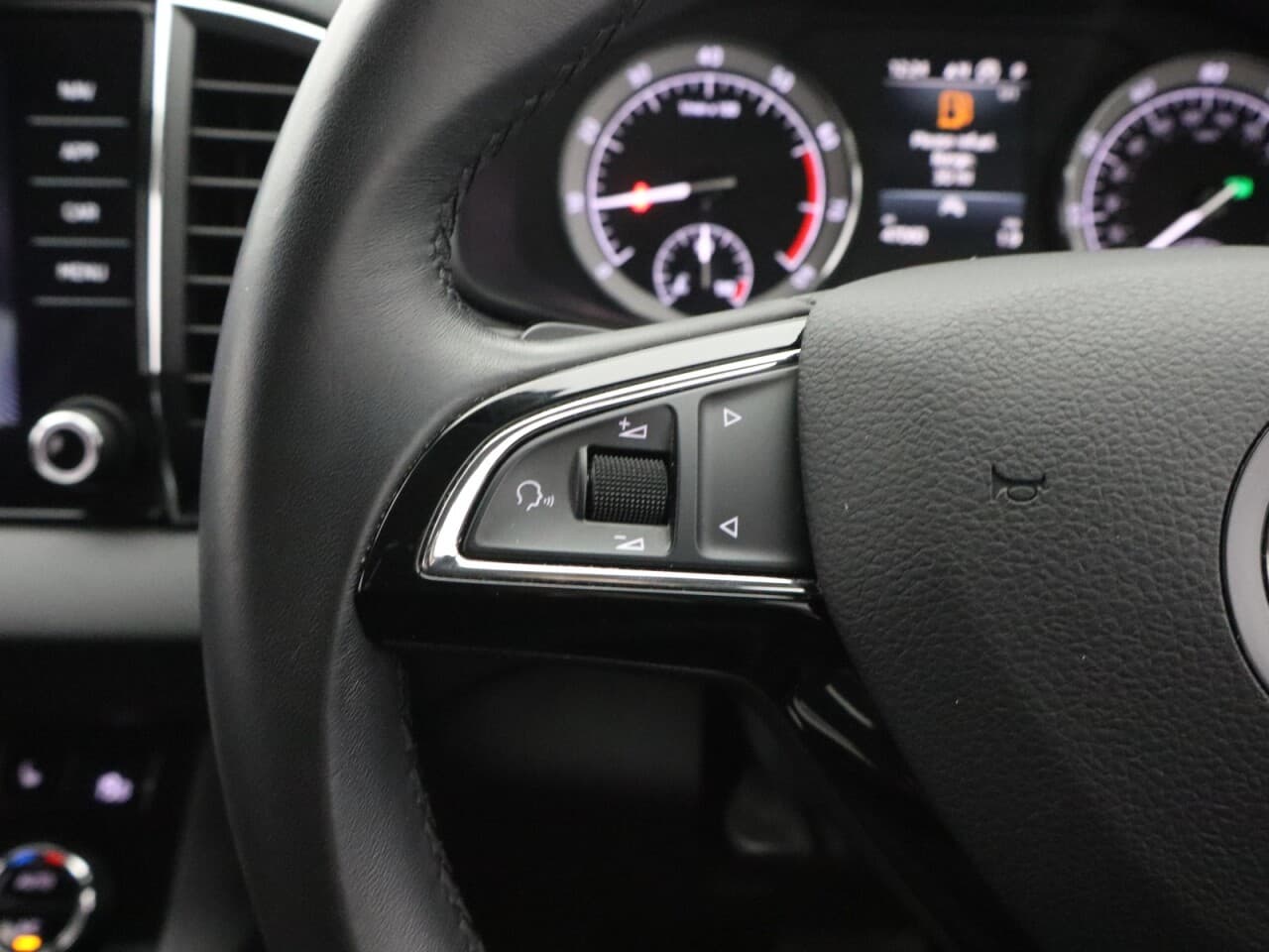 Skoda Karoq 1.5 TSI ACT SE L — image 17