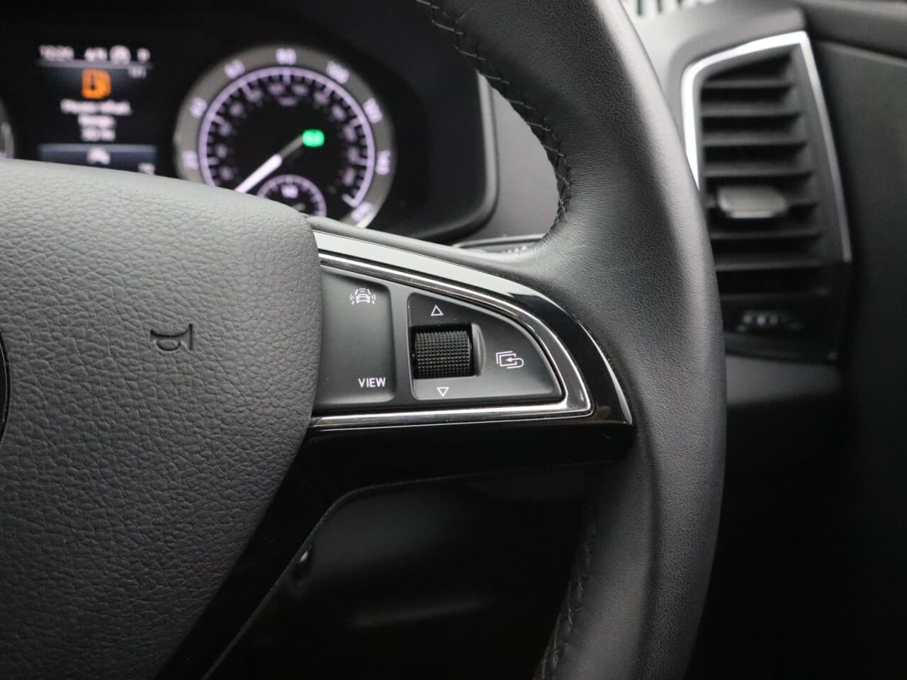 Skoda Karoq 1.5 TSI ACT SE L — image 18