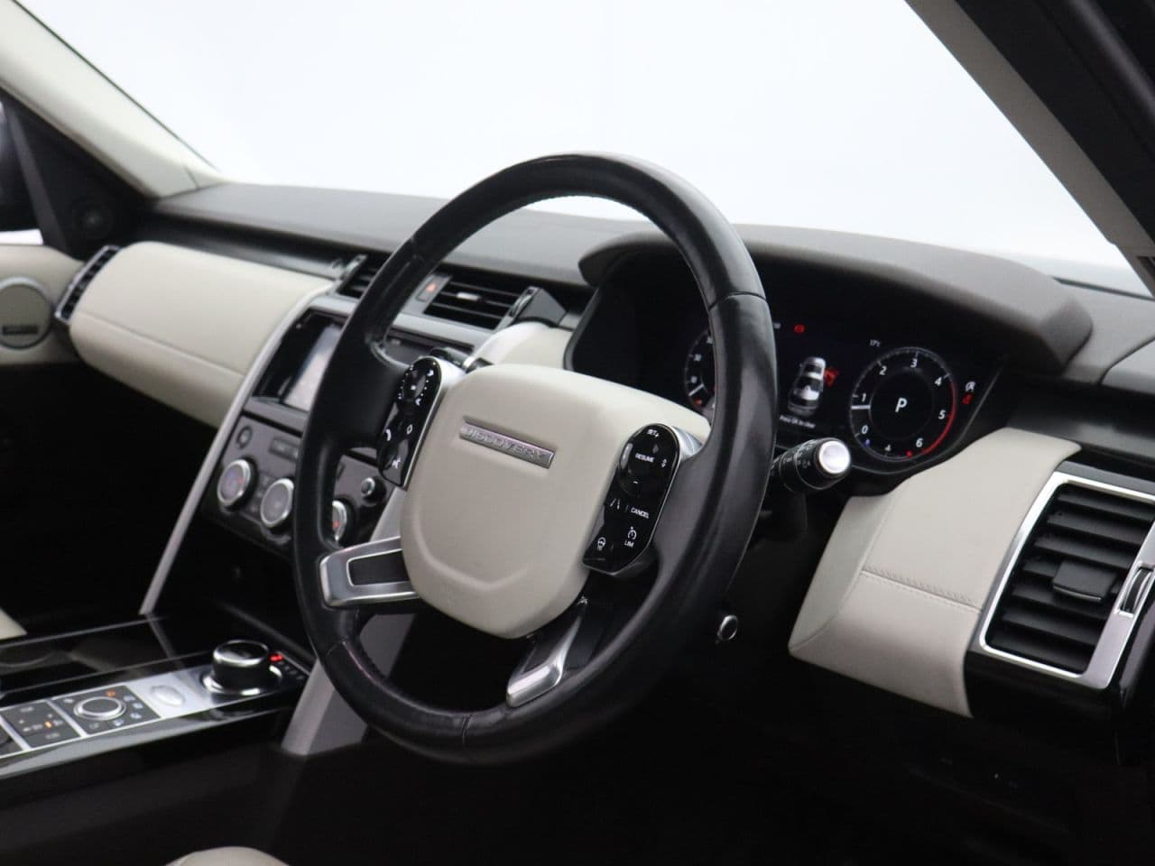Land Rover Discovery 2.0 SD4 HSE — image 14