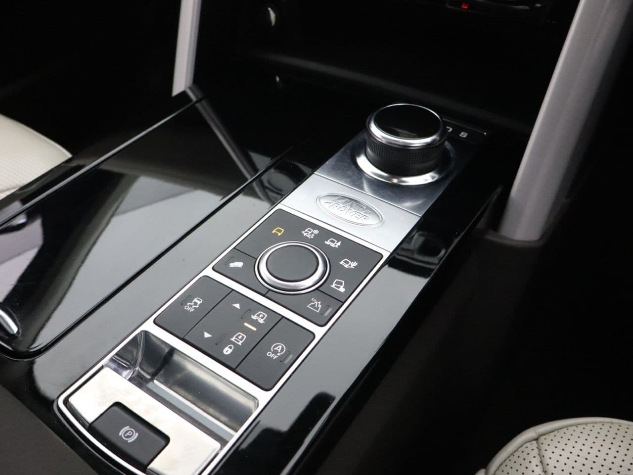 Land Rover Discovery 2.0 SD4 HSE — image 24