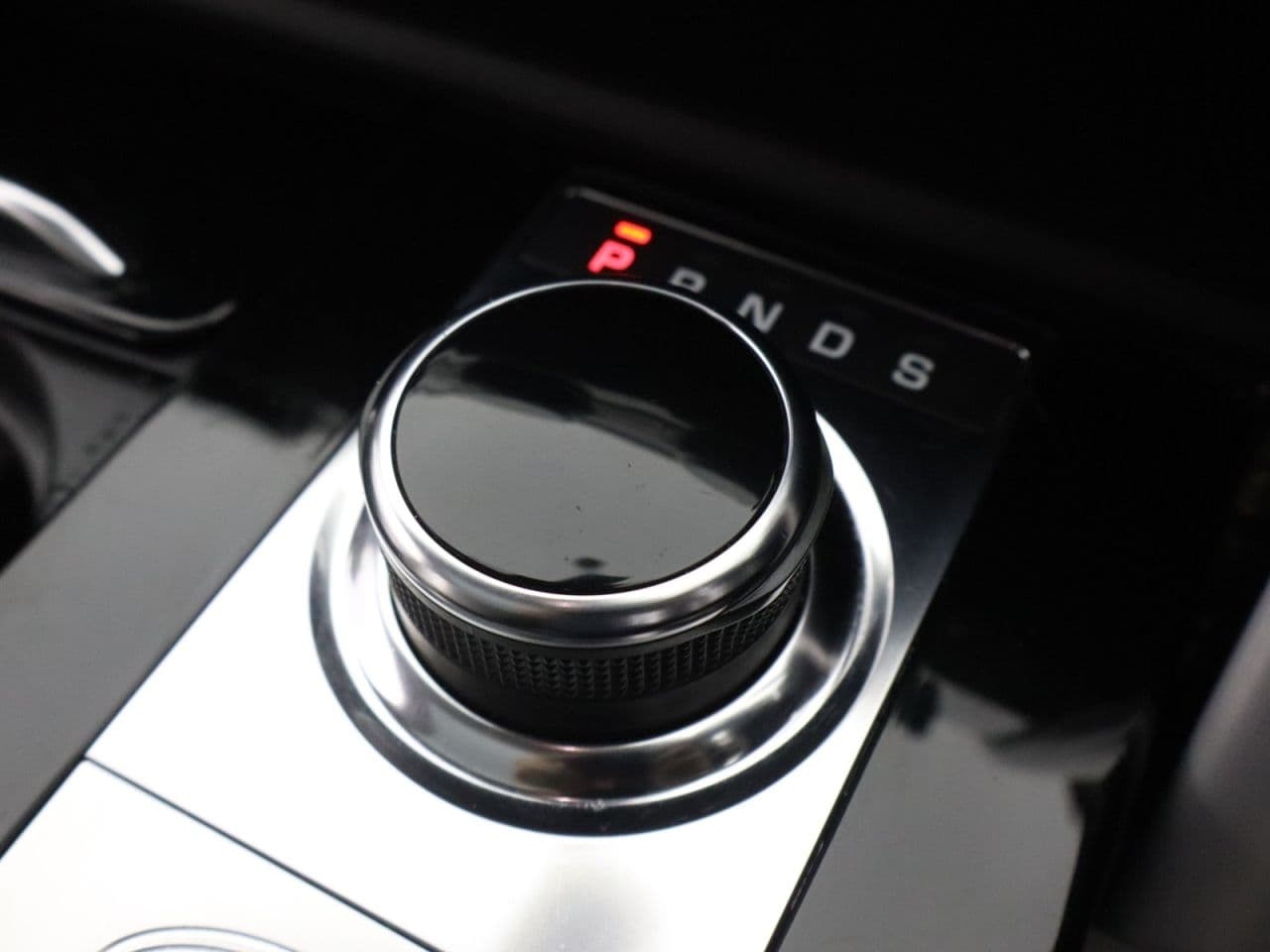 Land Rover Discovery 2.0 SD4 HSE — image 27