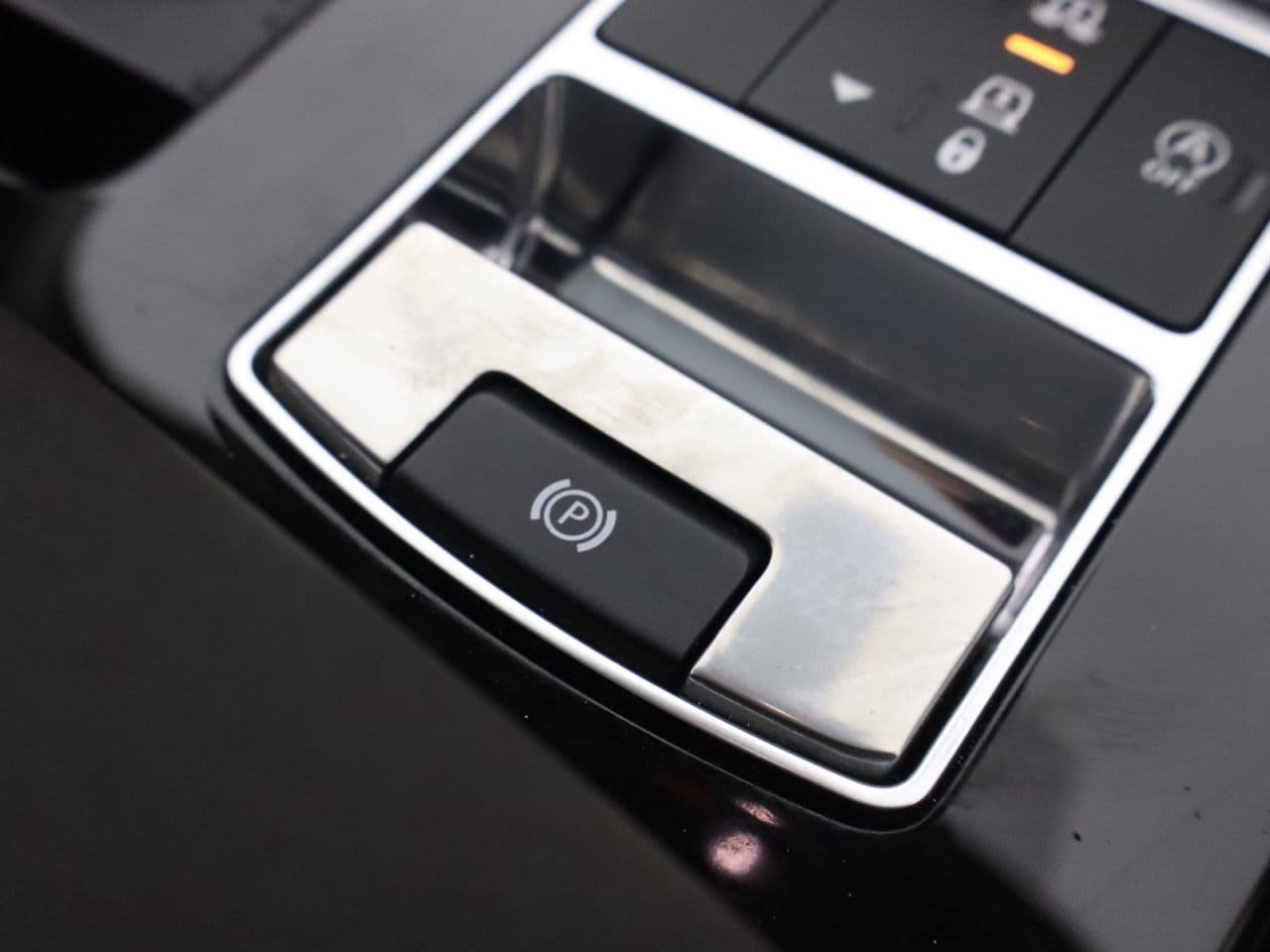 Land Rover Discovery 2.0 SD4 HSE — image 32