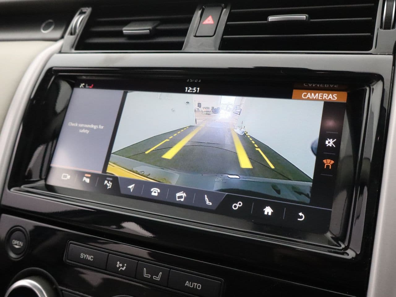 Land Rover Discovery 2.0 SD4 HSE — image 38