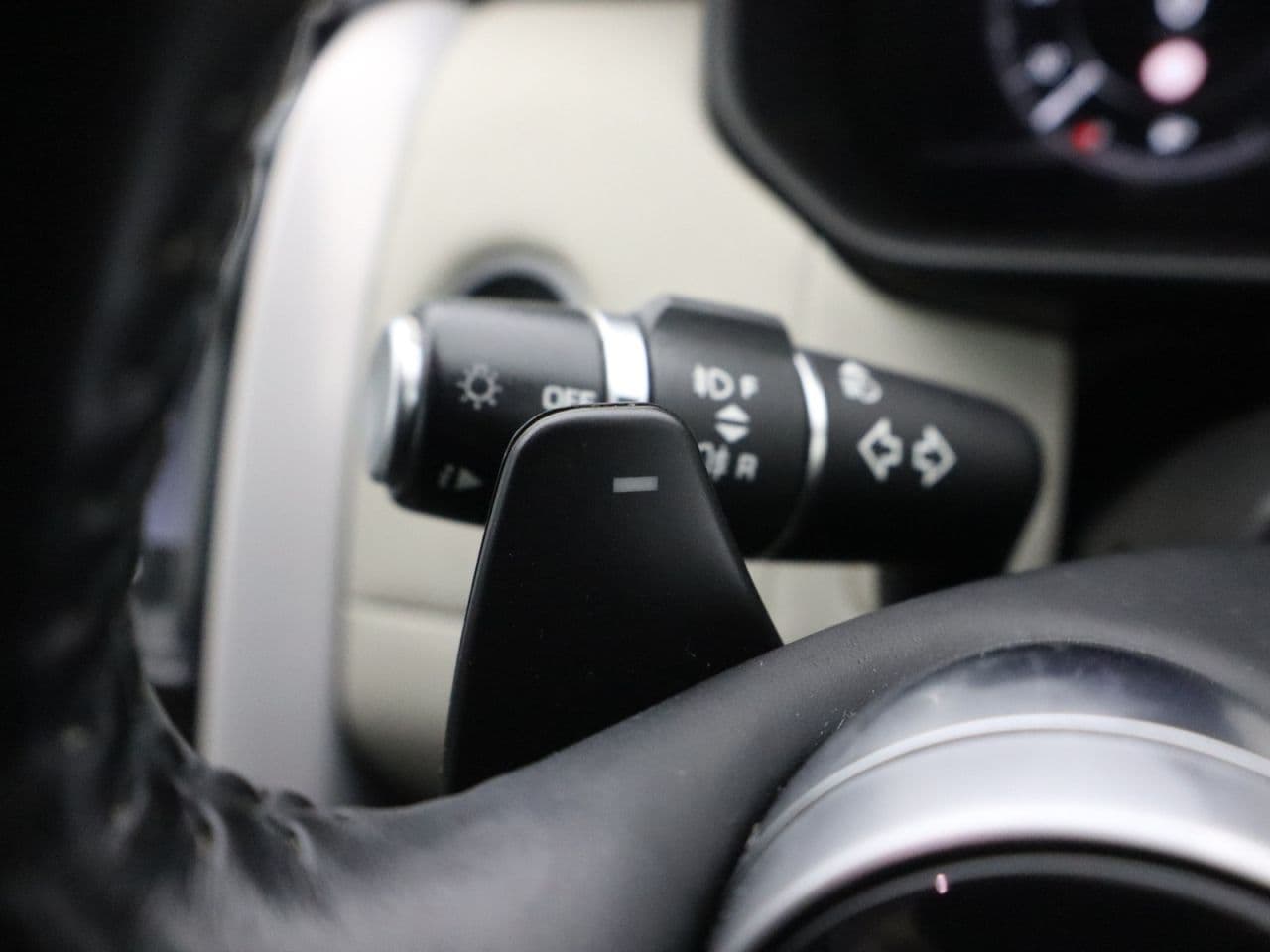 Land Rover Discovery 2.0 SD4 HSE — image 42
