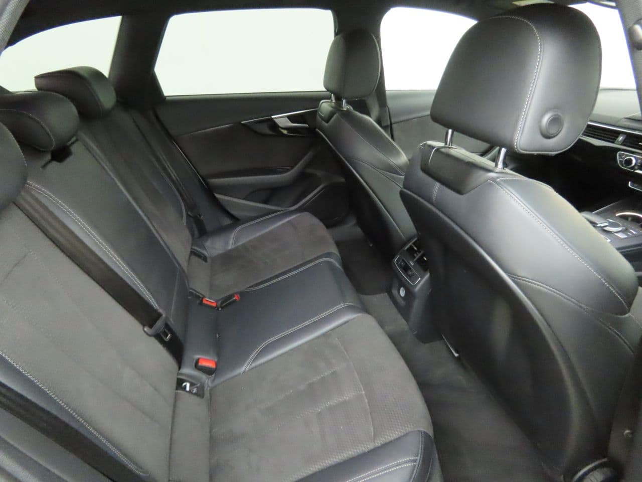 Audi A4 Avant 2.0 TFSI Black Edition Technology Pack — image 13