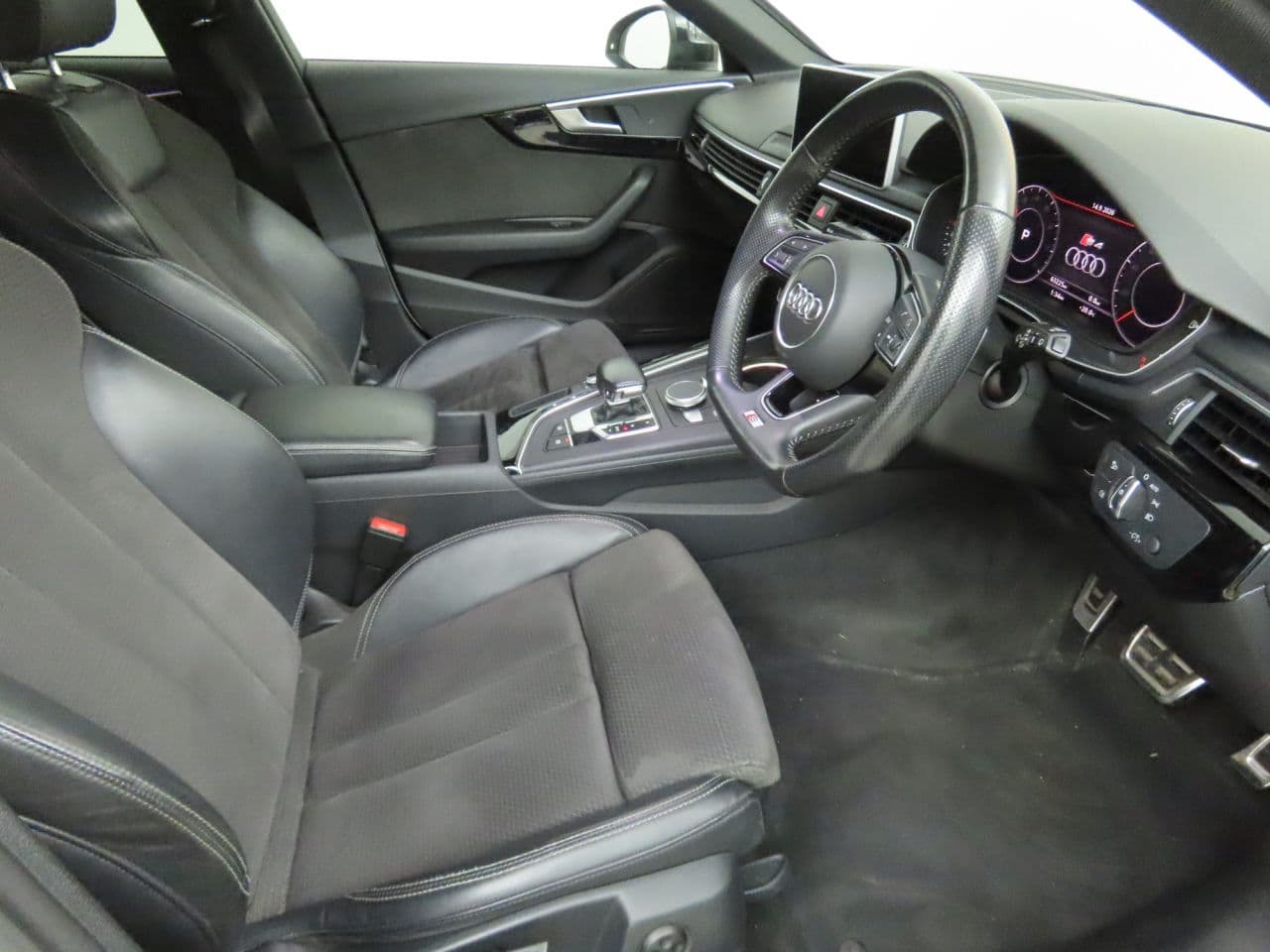 Audi A4 Avant 2.0 TFSI Black Edition Technology Pack — image 9