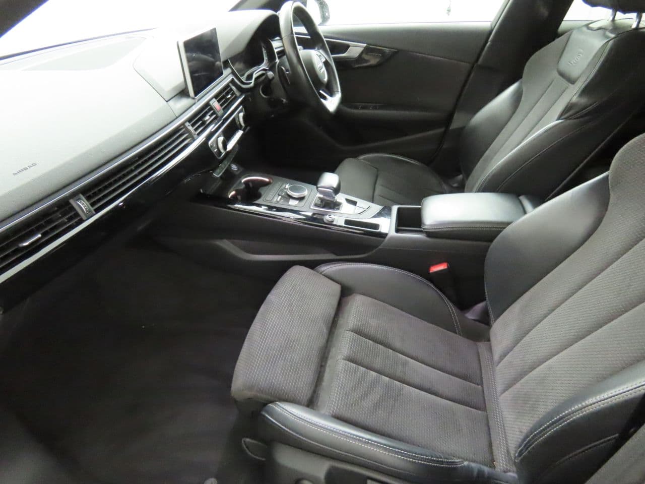 Audi A4 Avant 2.0 TFSI Black Edition Technology Pack — image 10