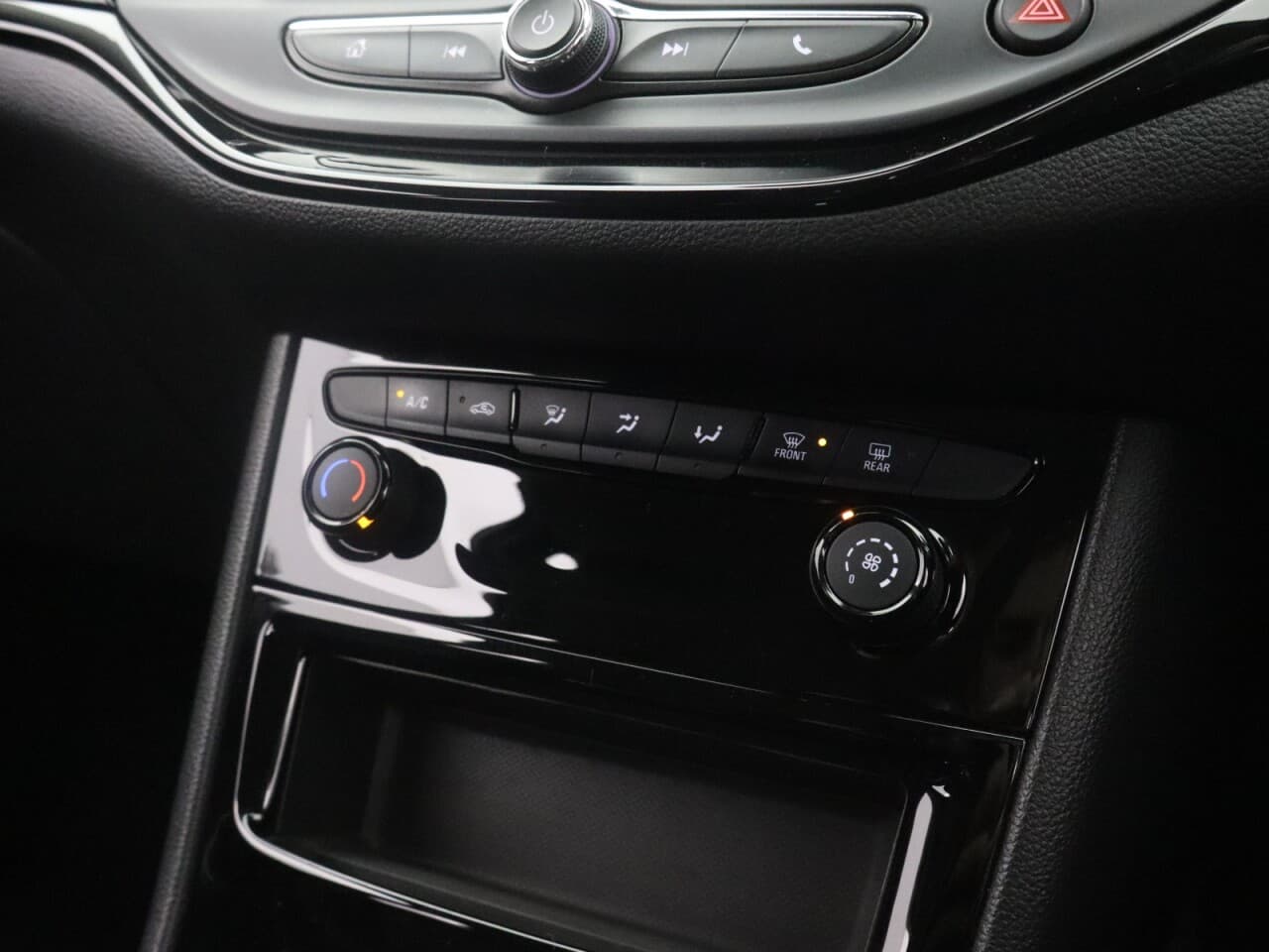 Vauxhall Astra 1.4i Turbo SRi Nav — image 29