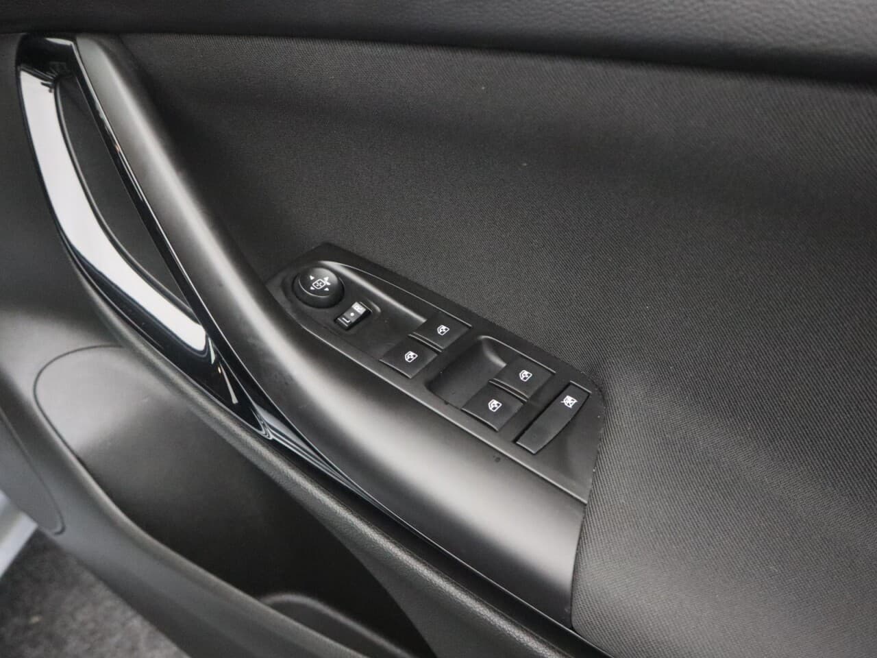 Vauxhall Astra 1.4i Turbo SRi Nav — image 37