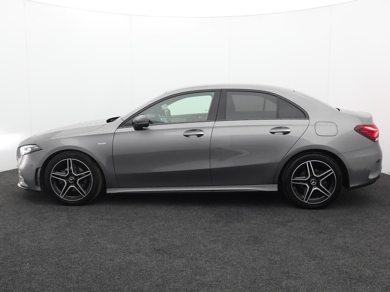 Mercedes-Benz A Class 2.0 A180d AMG Line Edition (Premium) — image 6