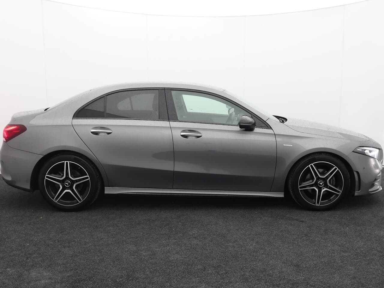 Mercedes-Benz A Class 2.0 A180d AMG Line Edition (Premium) — image 11