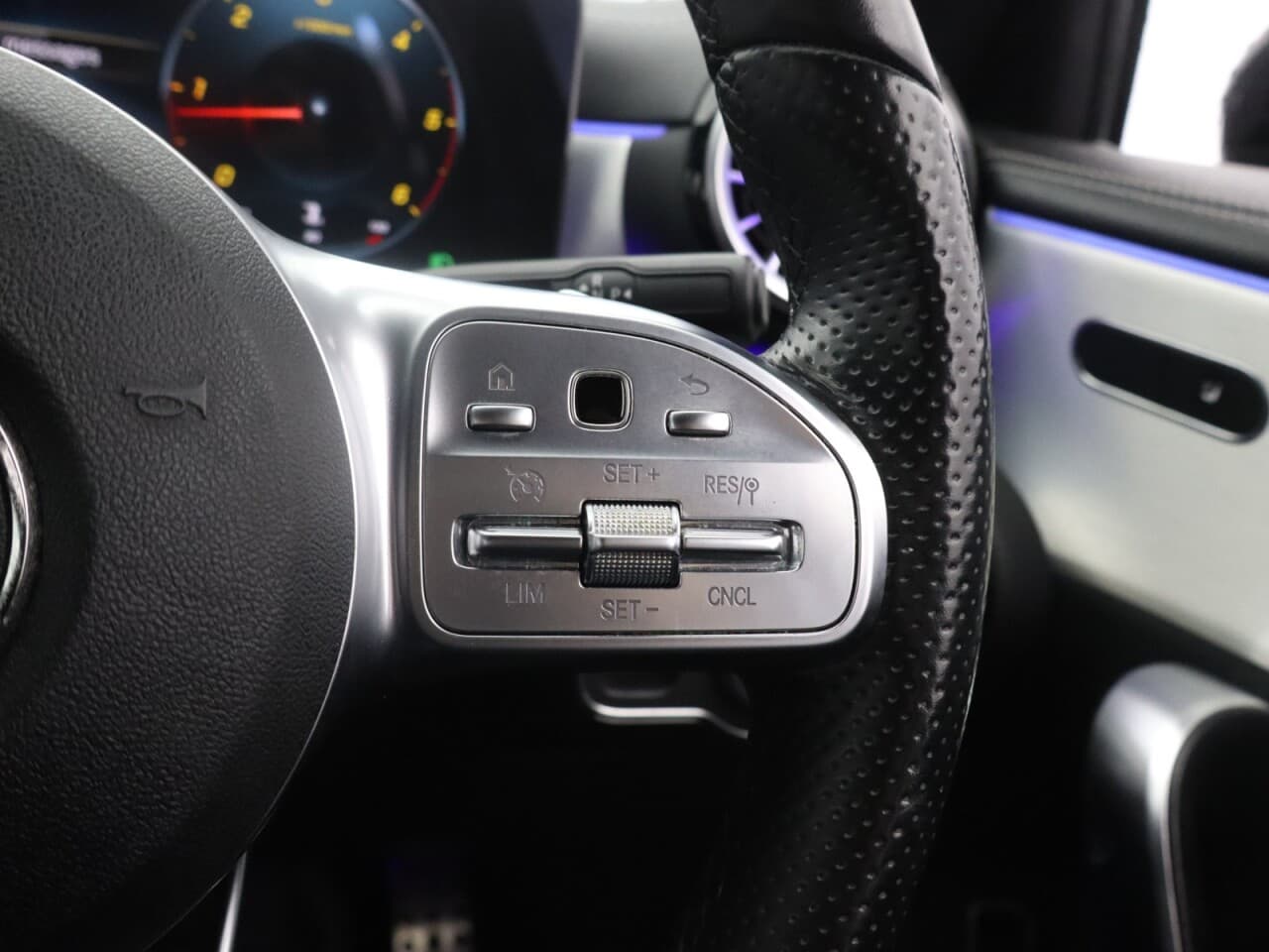 Mercedes-Benz A Class 2.0 A180d AMG Line Edition (Premium) — image 18