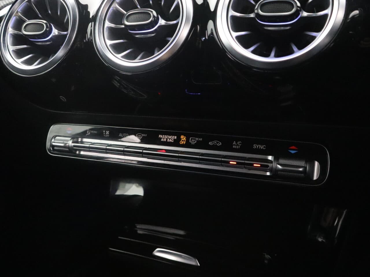 Mercedes-Benz A Class 2.0 A180d AMG Line Edition (Premium) — image 28