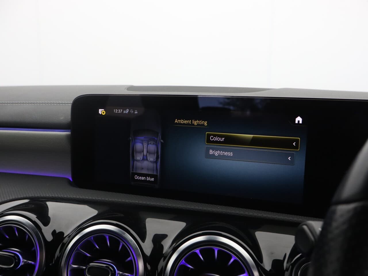 Mercedes-Benz A Class 2.0 A180d AMG Line Edition (Premium) — image 37