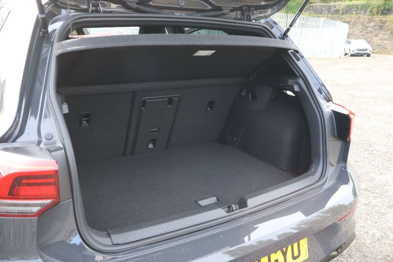 Volkswagen Golf 1.5 eTSI MHEV R-Line — image 46
