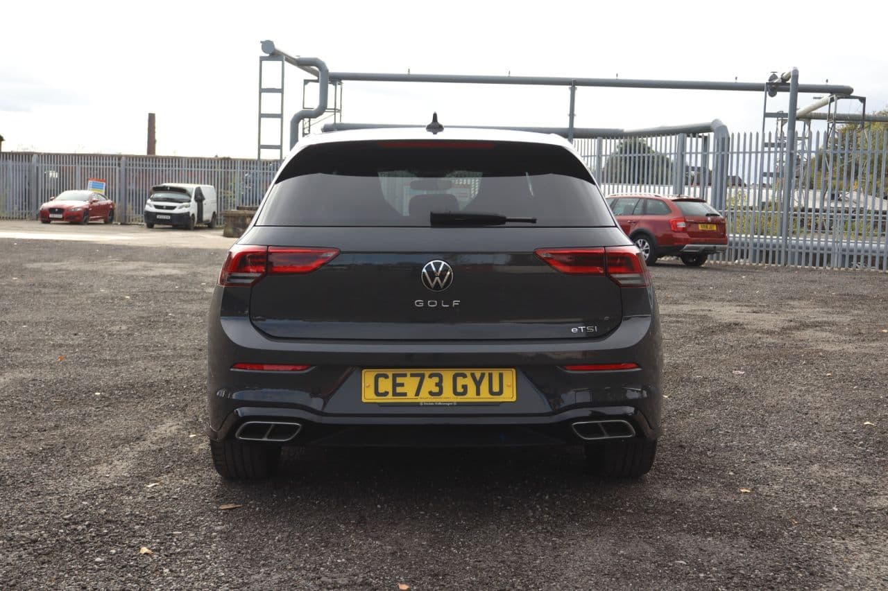 Volkswagen Golf 1.5 eTSI MHEV R-Line — image 9