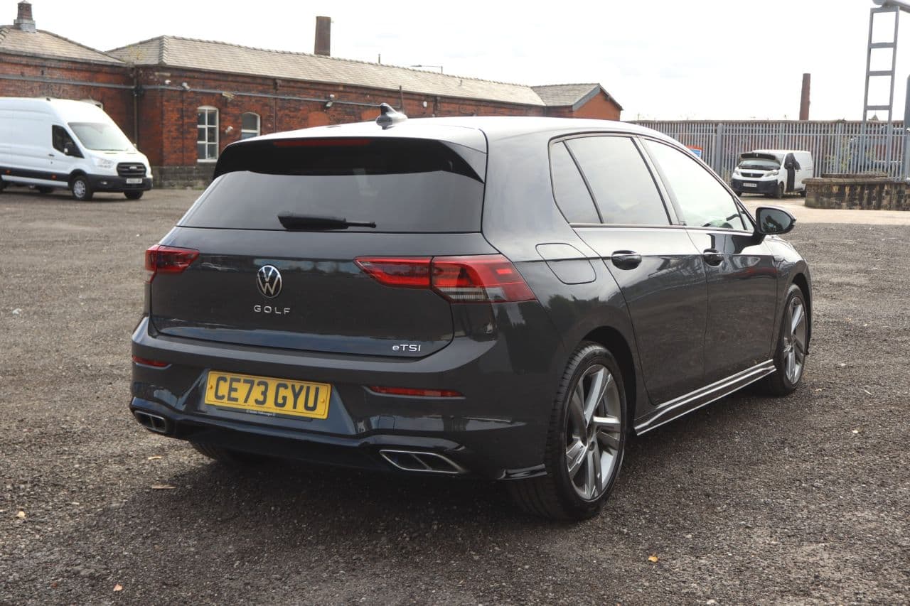 Volkswagen Golf 1.5 eTSI MHEV R-Line — image 10