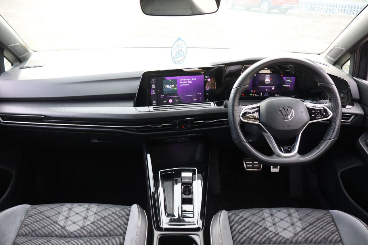 Volkswagen Golf 1.5 eTSI MHEV R-Line — image 12