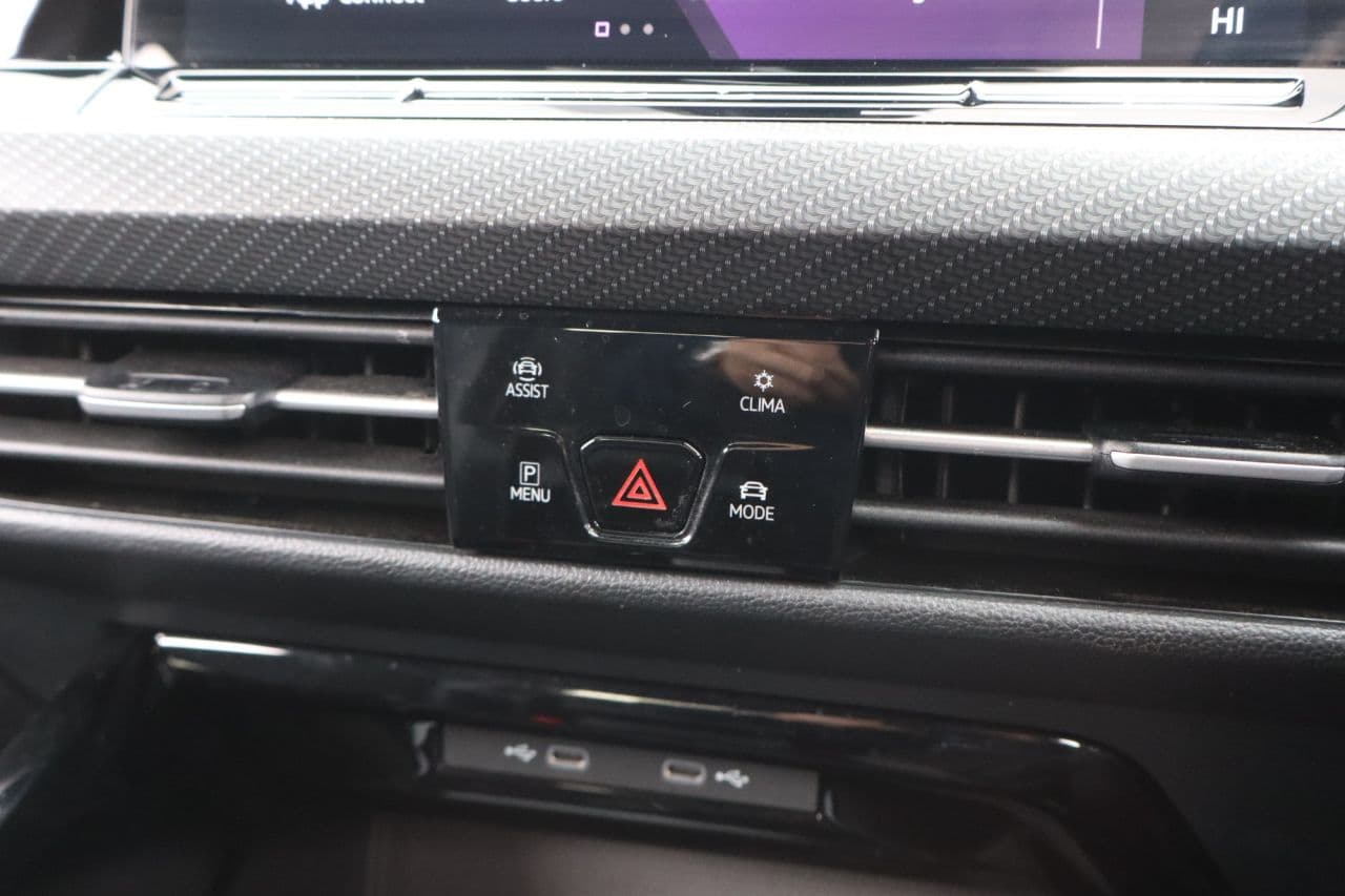 Volkswagen Golf 1.5 eTSI MHEV R-Line — image 27