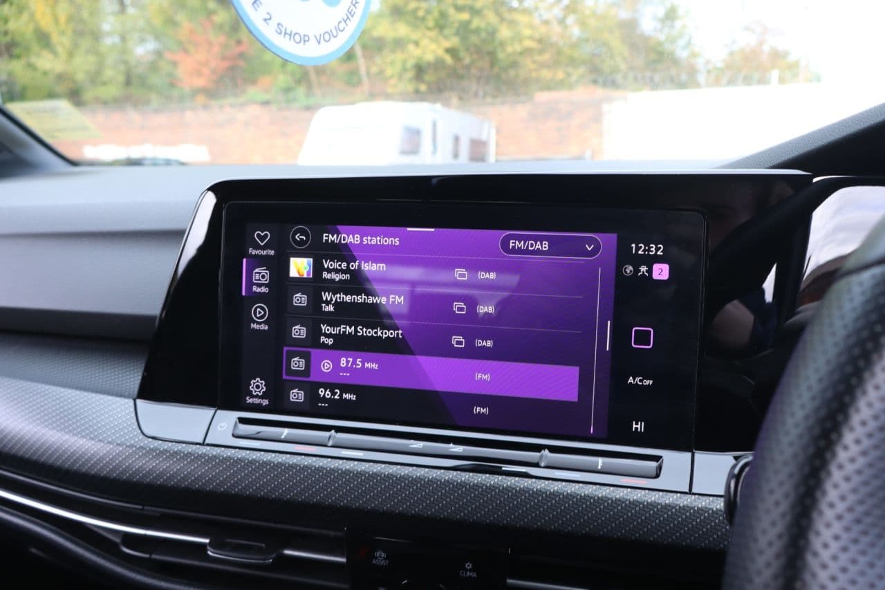 Volkswagen Golf 1.5 eTSI MHEV R-Line — image 30