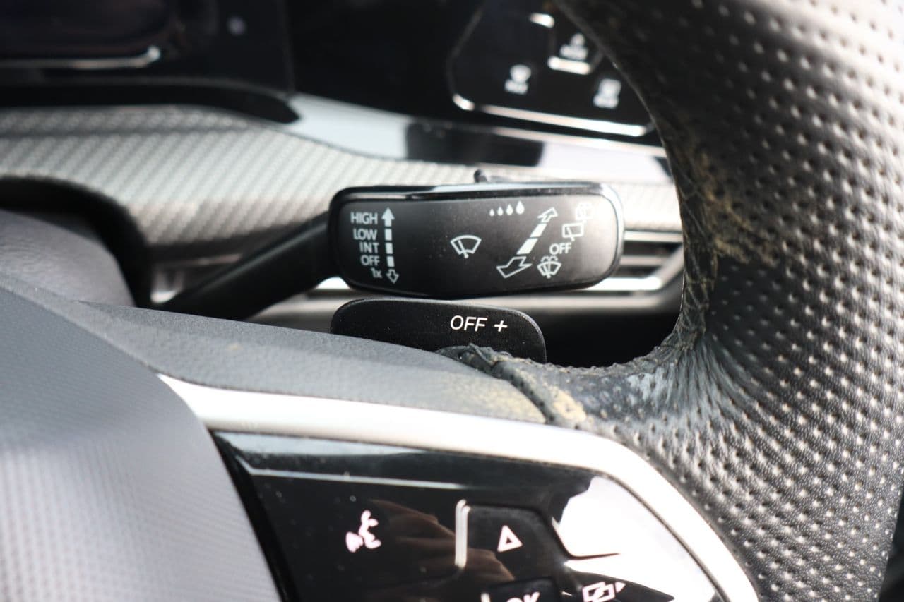 Volkswagen Golf 1.5 eTSI MHEV R-Line — image 38