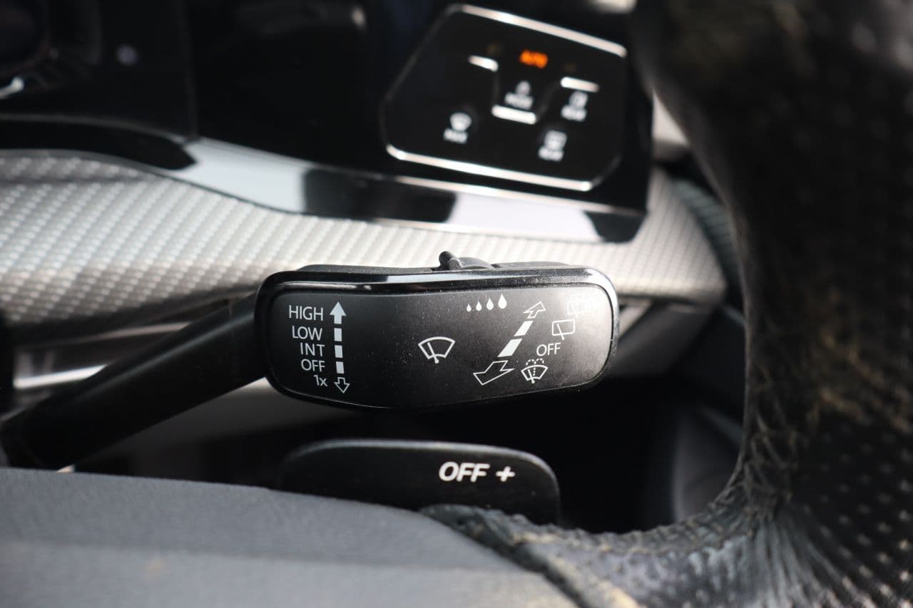 Volkswagen Golf 1.5 eTSI MHEV R-Line — image 40