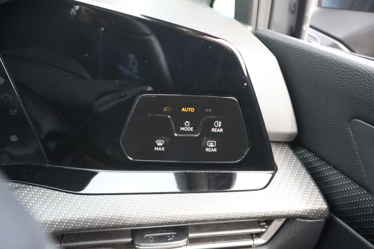 Volkswagen Golf 1.5 eTSI MHEV R-Line — image 41