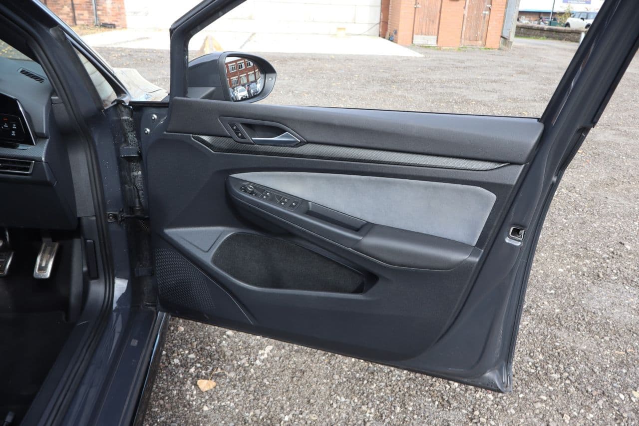 Volkswagen Golf 1.5 eTSI MHEV R-Line — image 47