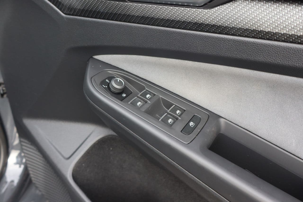 Volkswagen Golf 1.5 eTSI MHEV R-Line — image 48