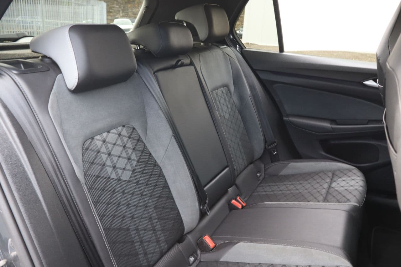 Volkswagen Golf 1.5 eTSI MHEV R-Line — image 44