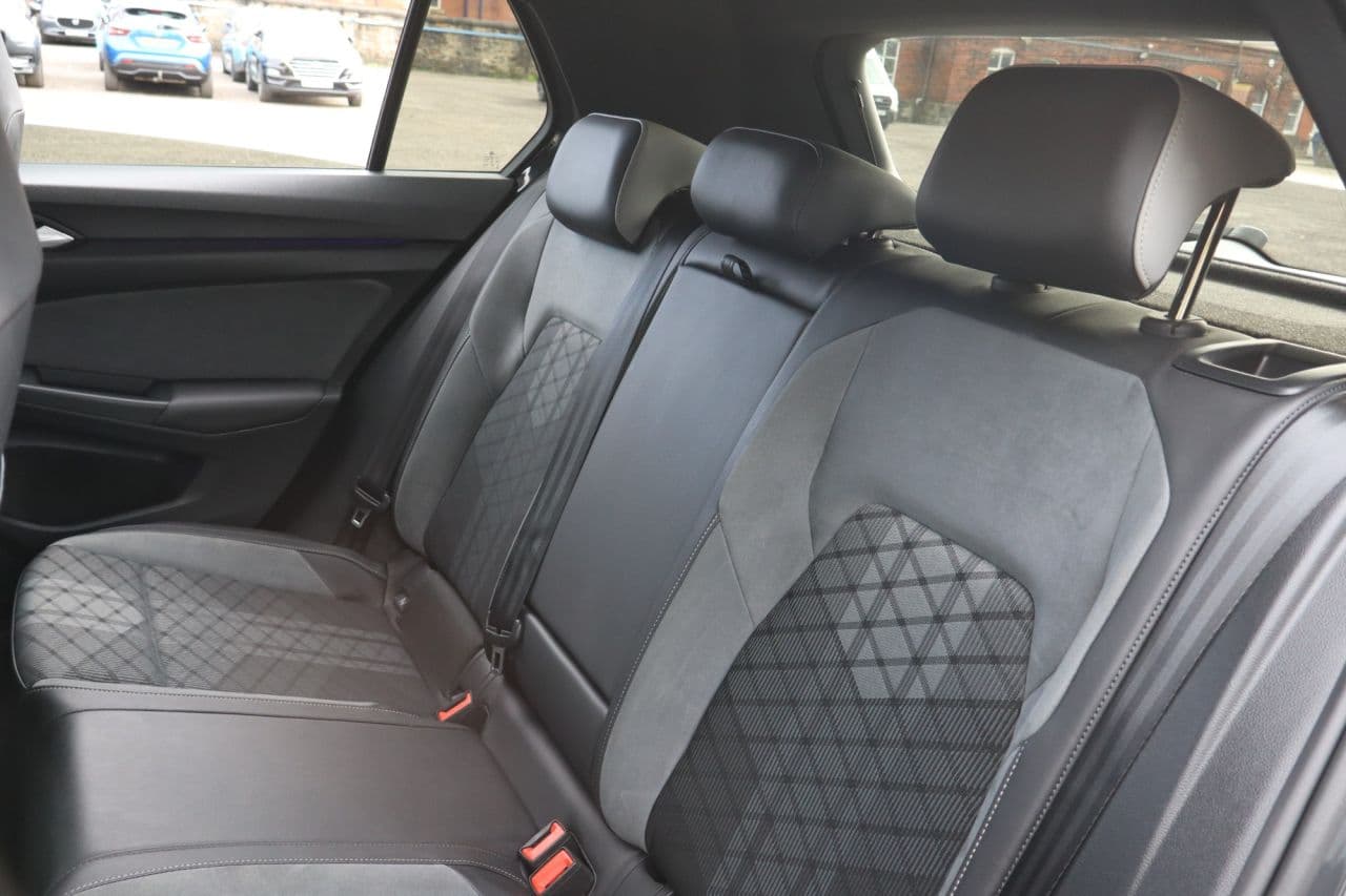 Volkswagen Golf 1.5 eTSI MHEV R-Line — image 45