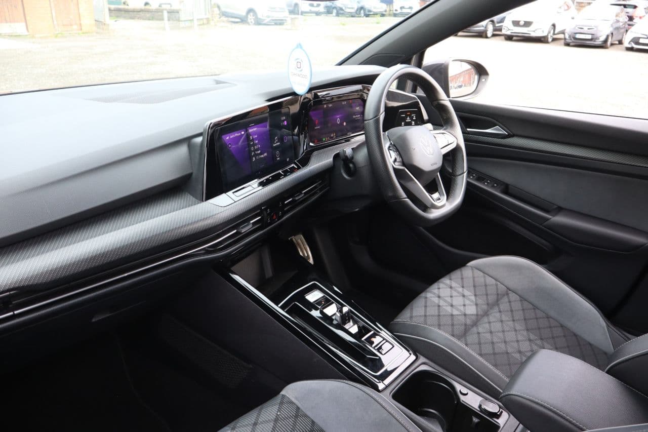 Volkswagen Golf 1.5 eTSI MHEV R-Line — image 42