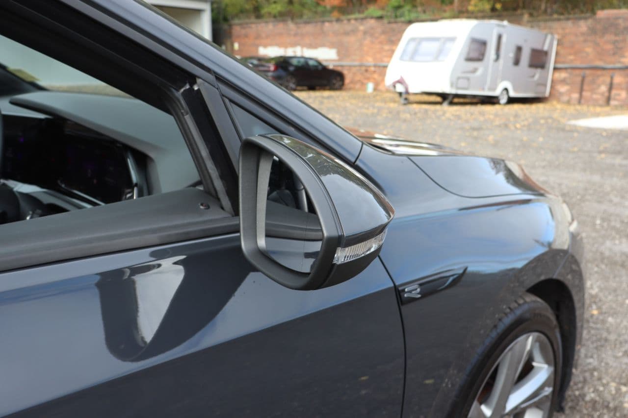 Volkswagen Golf 1.5 eTSI MHEV R-Line — image 53