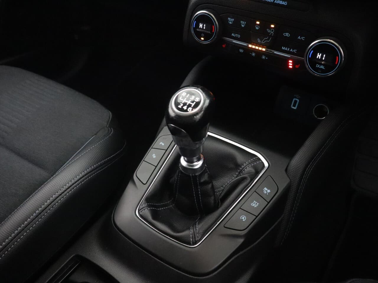 Ford Focus 1.5T EcoBoost Active X — image 24