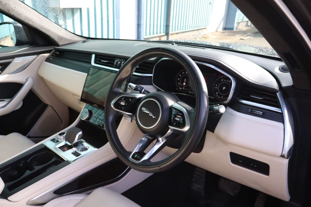 Jaguar F-Pace 2.0 D200 MHEV R-Dynamic HSE — image 11