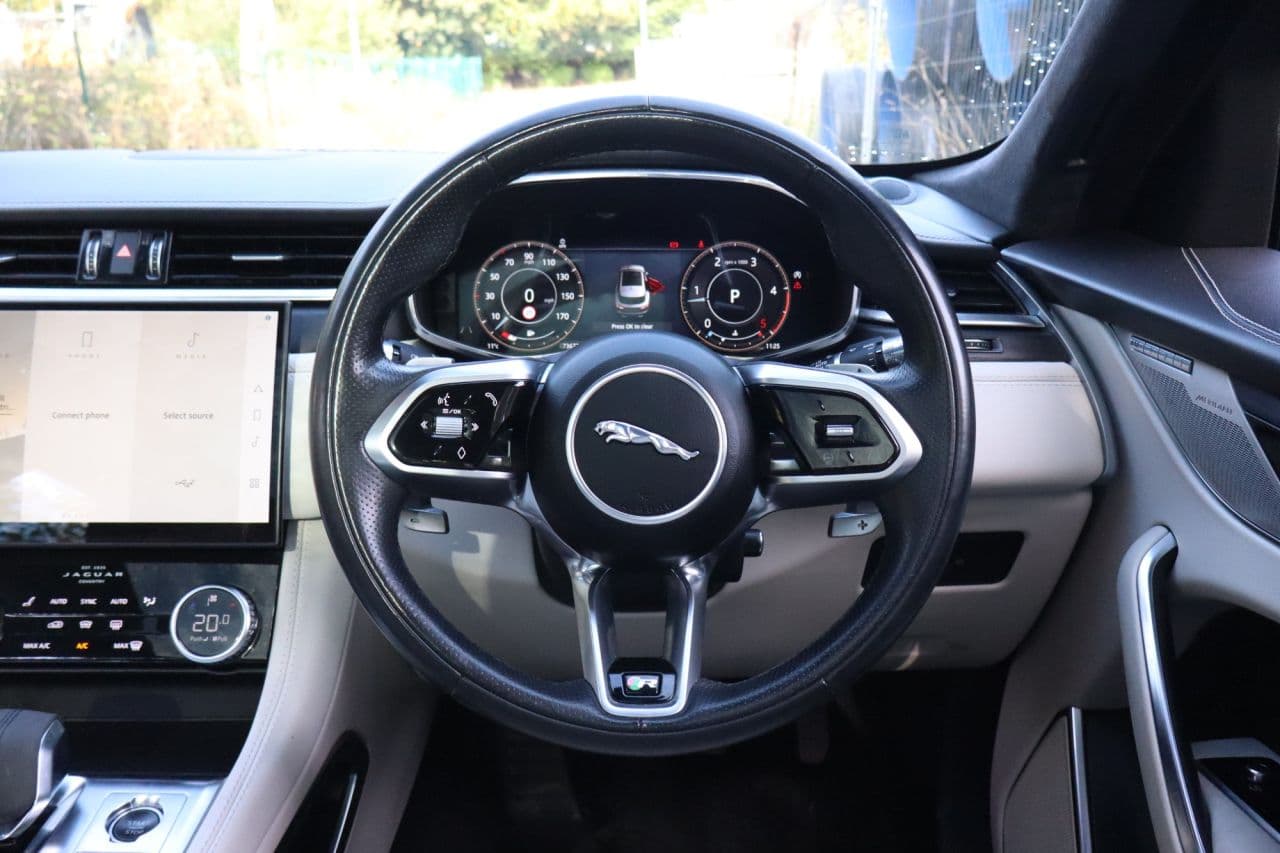 Jaguar F-Pace 2.0 D200 MHEV R-Dynamic HSE — image 13