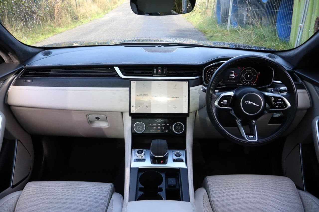 Jaguar F-Pace 2.0 D200 MHEV R-Dynamic HSE — image 10
