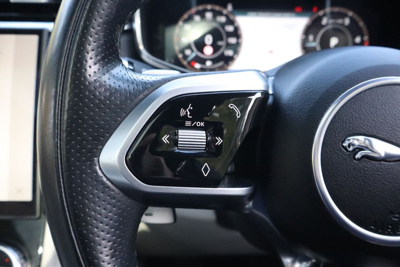 Jaguar F-Pace 2.0 D200 MHEV R-Dynamic HSE — image 16