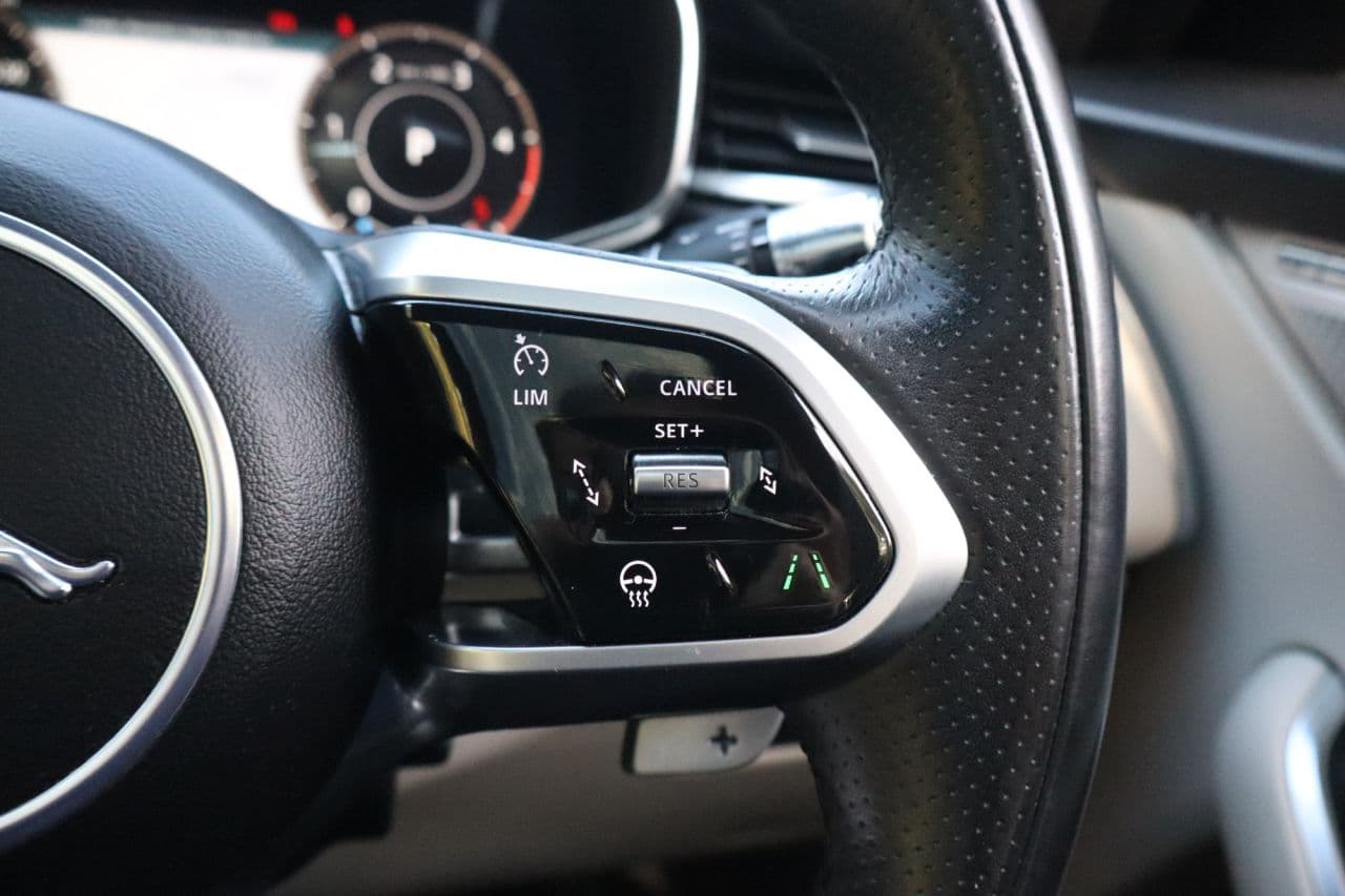 Jaguar F-Pace 2.0 D200 MHEV R-Dynamic HSE — image 17