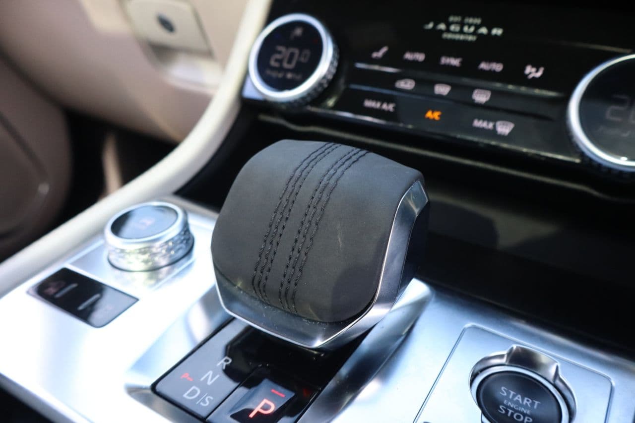 Jaguar F-Pace 2.0 D200 MHEV R-Dynamic HSE — image 22