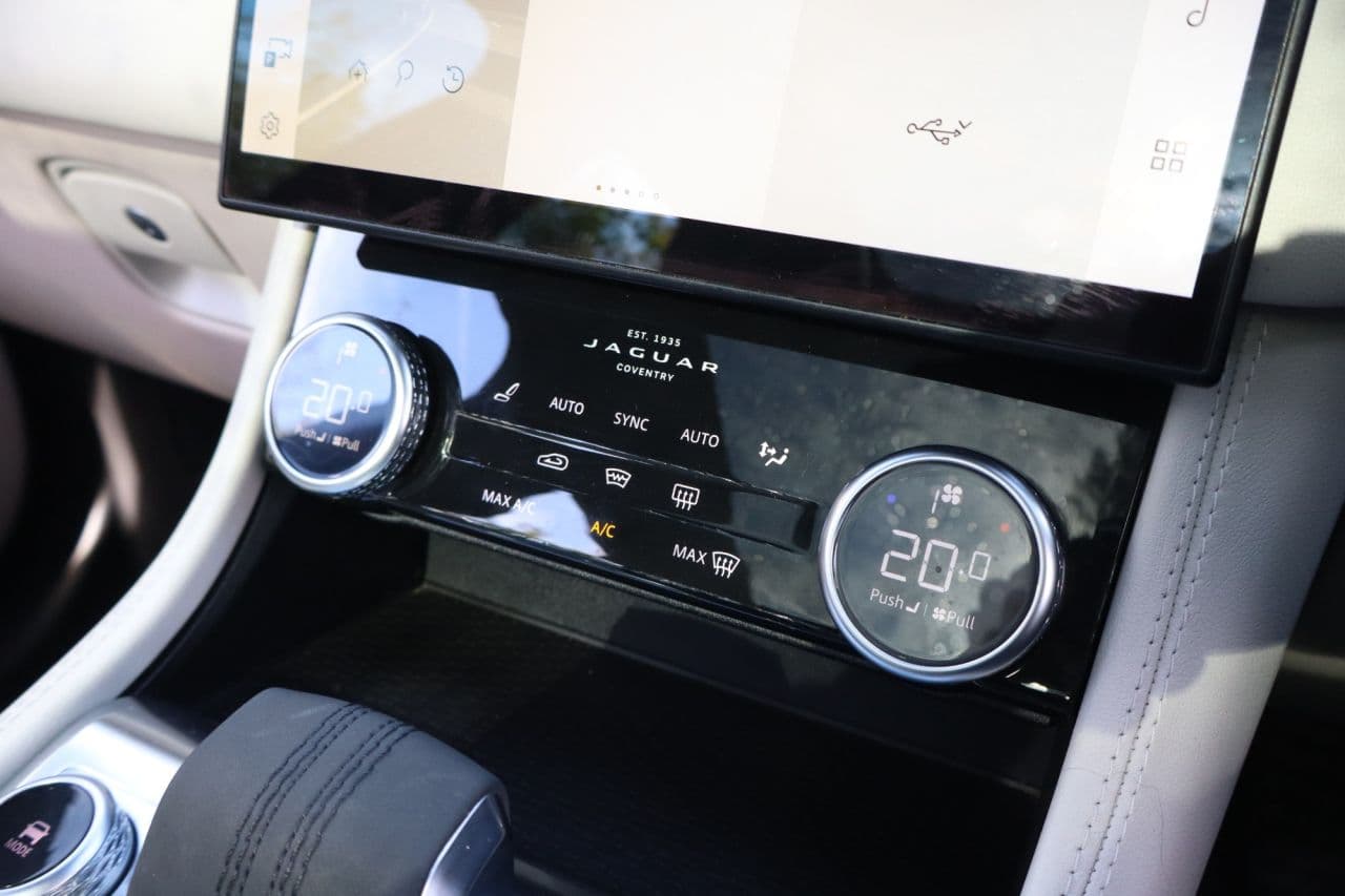 Jaguar F-Pace 2.0 D200 MHEV R-Dynamic HSE — image 27