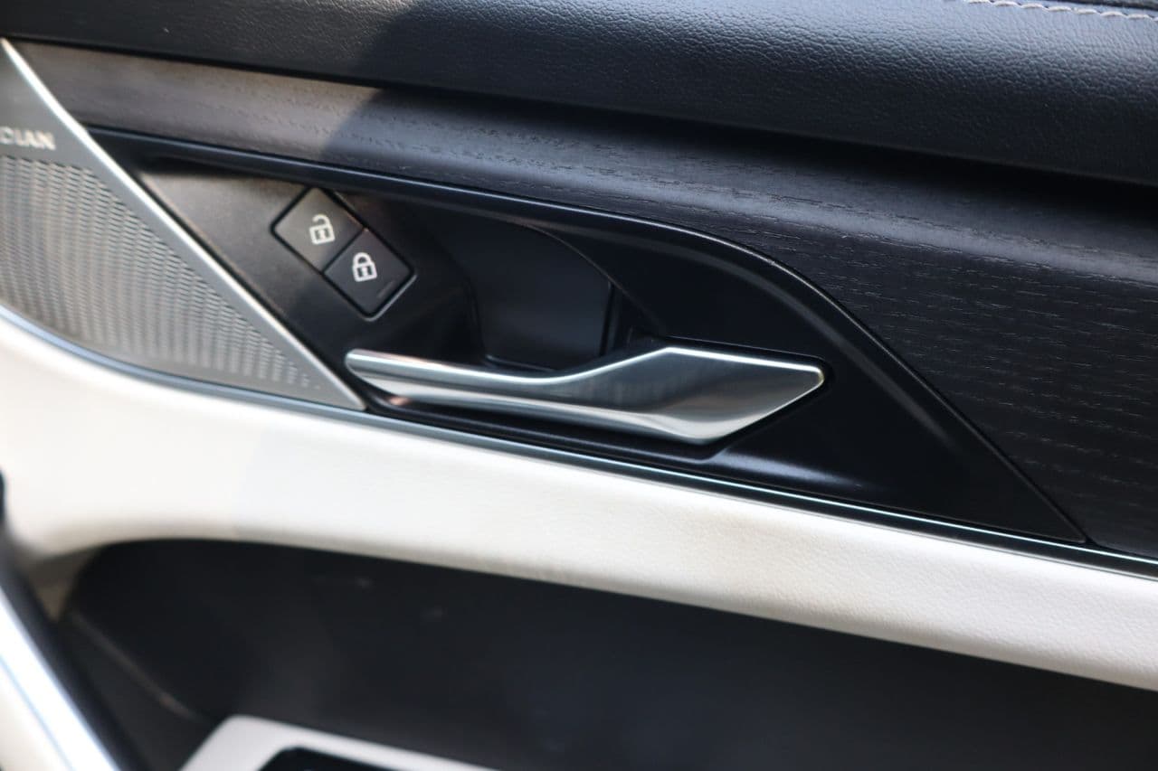 Jaguar F-Pace 2.0 D200 MHEV R-Dynamic HSE — image 51