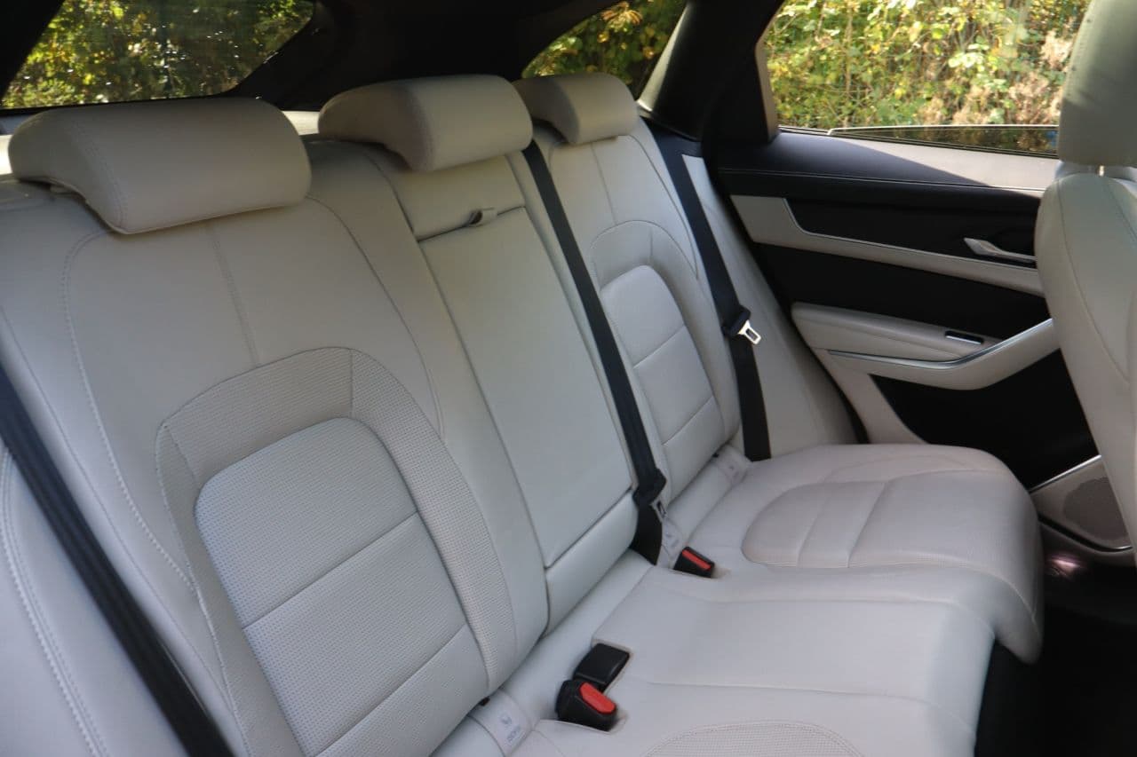Jaguar F-Pace 2.0 D200 MHEV R-Dynamic HSE — image 45