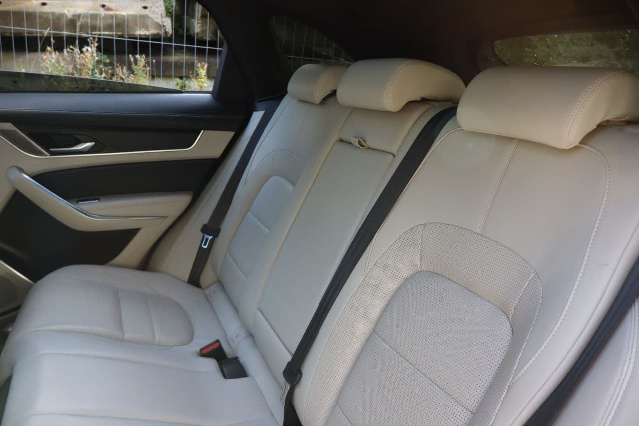 Jaguar F-Pace 2.0 D200 MHEV R-Dynamic HSE — image 46