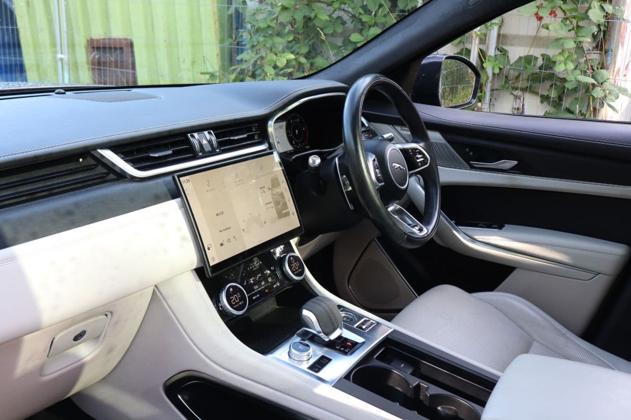 Jaguar F-Pace 2.0 D200 MHEV R-Dynamic HSE — image 42