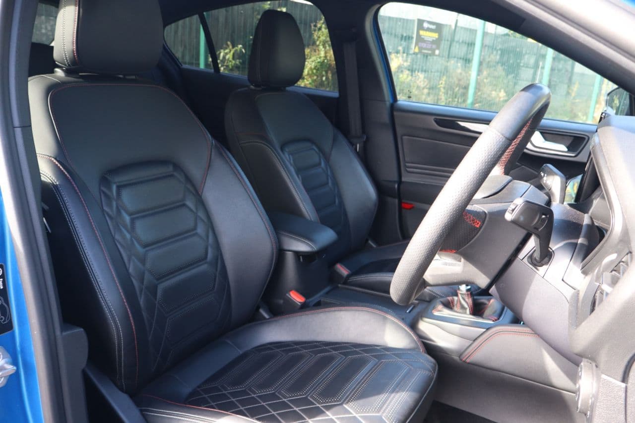 Ford Focus 1.0T EcoBoost MHEV ST-Line X Edition — image 9