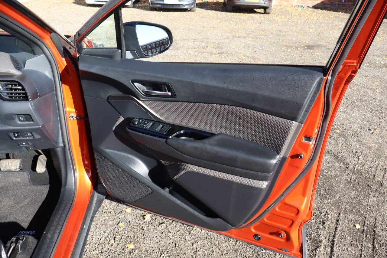Toyota C-hr 2.0 VVT-h Orange Edition — image 45